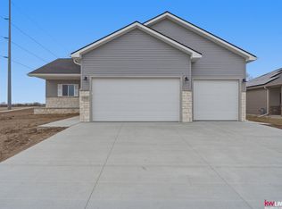 711 Terrace View Dr, Hickman, NE 68372