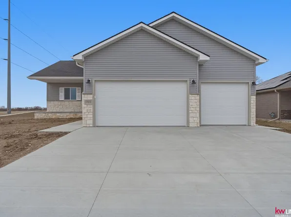 711 Terrace View Dr, Hickman, NE 68372