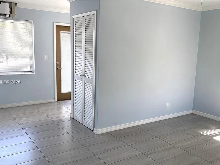 601 S 19th Ave #10 — Photo 5