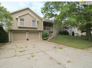 709 NE Hunters Rd, Blue Springs, MO 64014