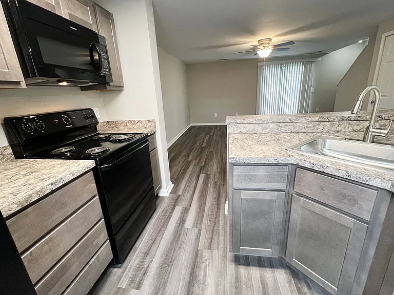 Woodhills Apartments — Photo 78