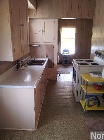 2nd image of 322 Maple St N