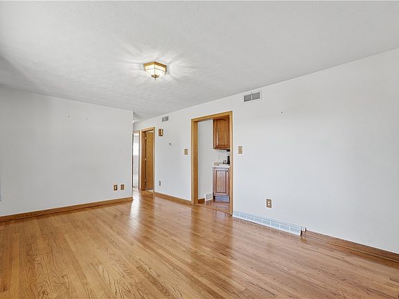 5th image of 125 Elizabeth Dr