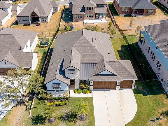 3rd image of 812 Nicosia Ct