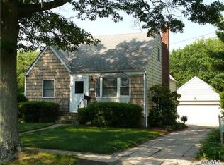 230 Kramer Dr, Lindenhurst, NY 11757