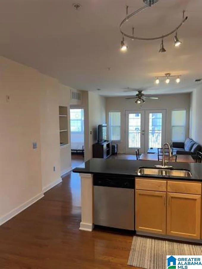 2 bed, 2.0 bath, 1021 sqft, $1,900 — Photo 4