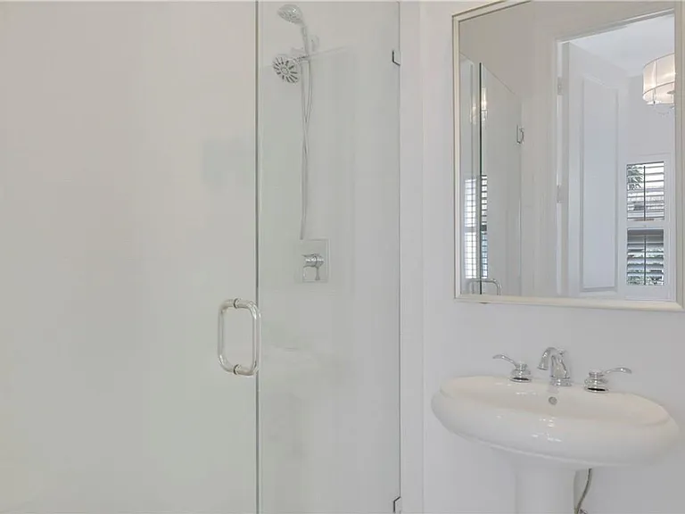 180 NE 6th Ave #Townhouse F — Photo 11