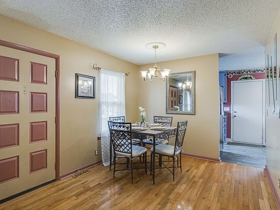 3rd image of 717 Heritage Square Dr