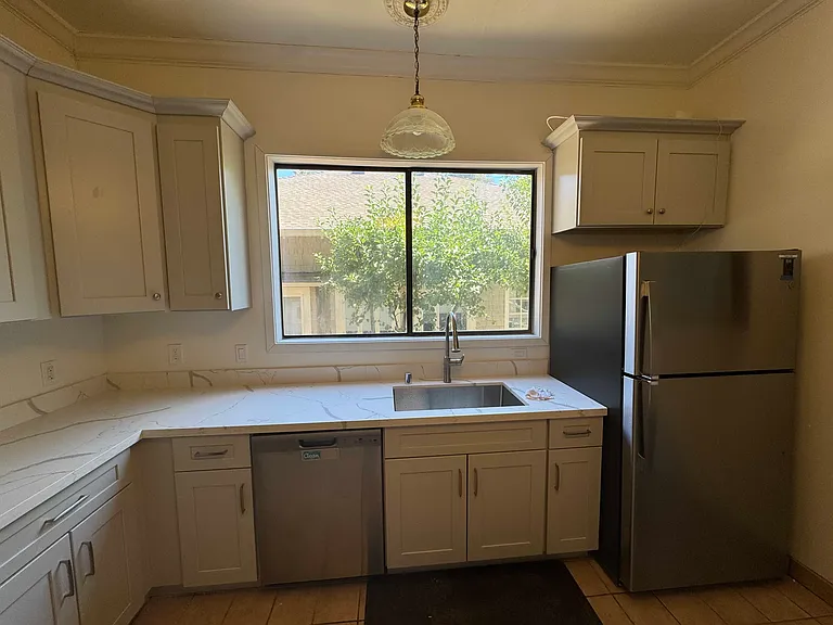 205 S 12th St #7 — Photo 3