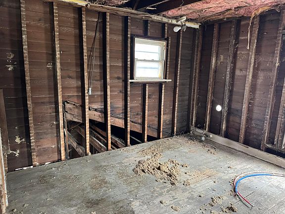 5th image of 223 Hedges St