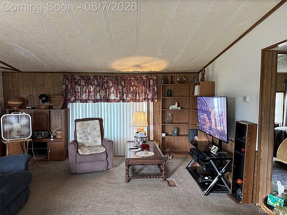 4th image of 611 Wheeling Rd