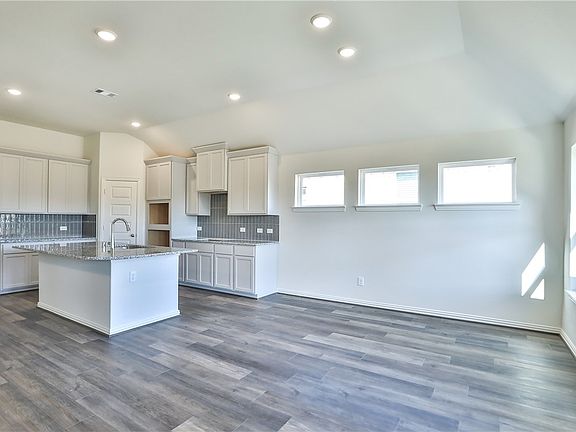 5th image of 6325 Fulton Dr