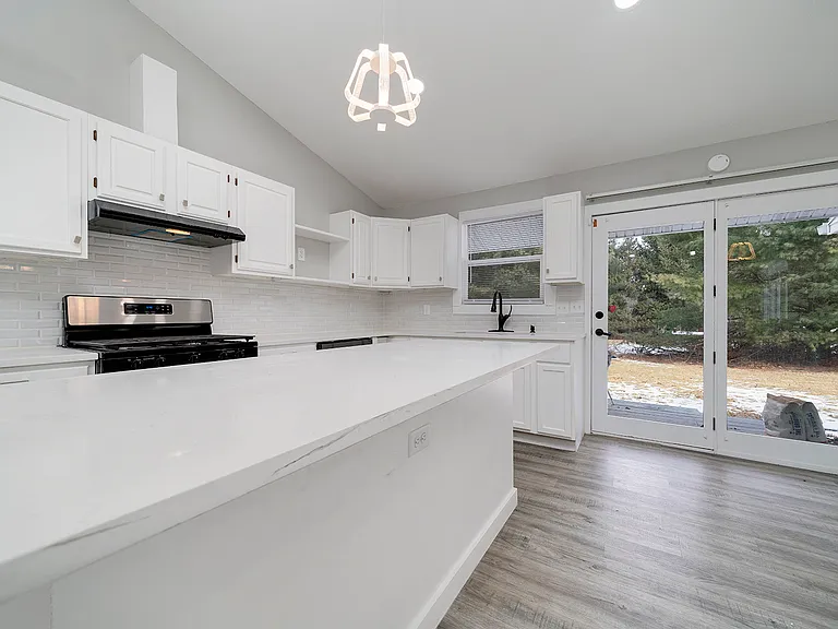 112 Liverpool Dr SE — Photo 7