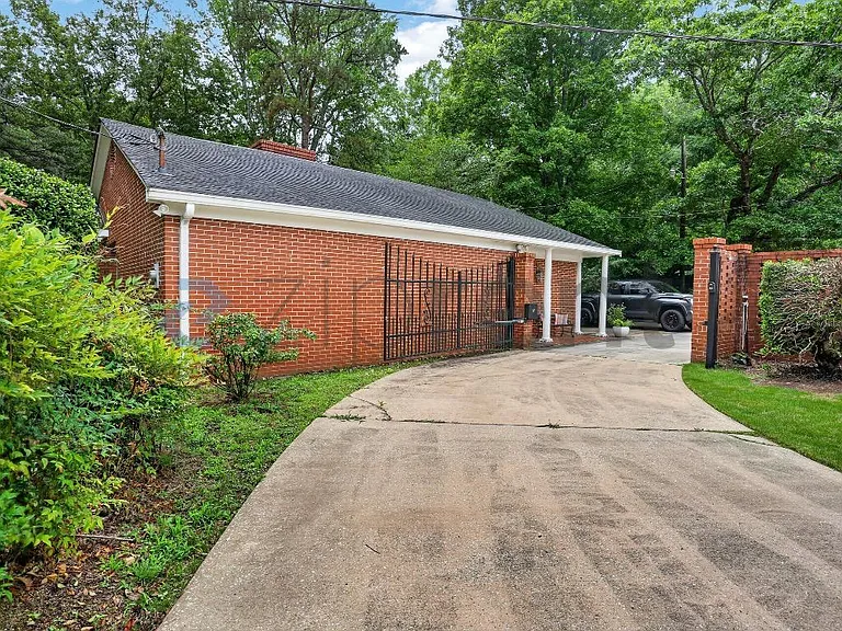 615 Pinecrest Dr — Photo 2