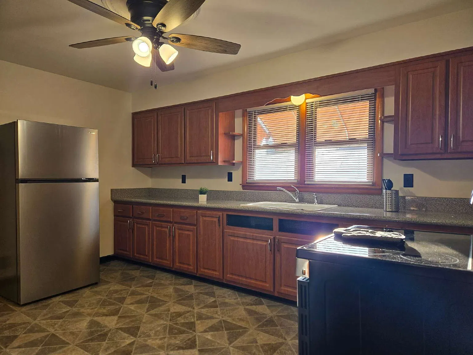 2 bed, 2.0 bath, 1504 sqft, $1,450 — Photo 2