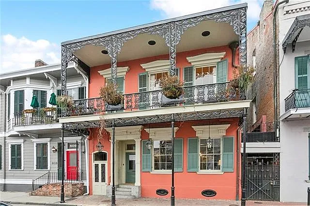 811 Burgundy St