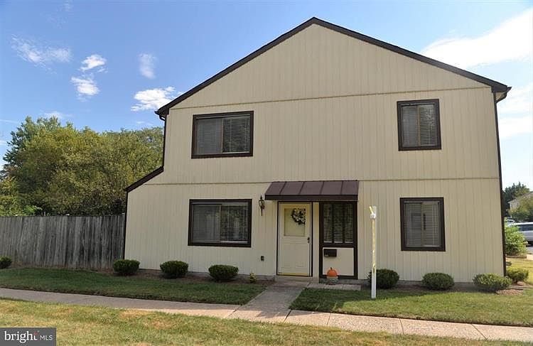 1st image of 1026 Queens Ct