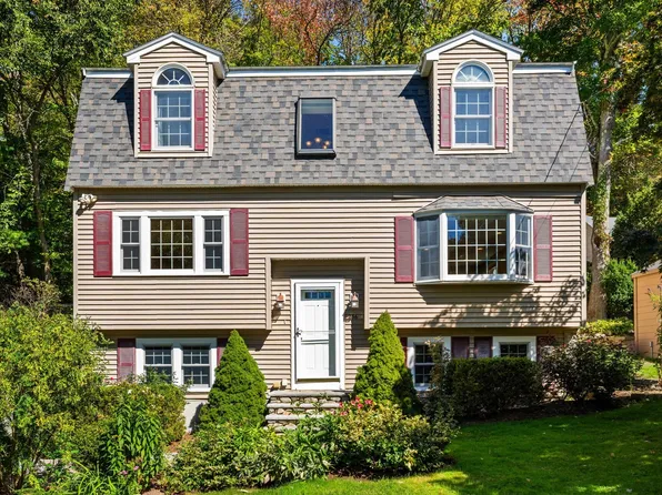 236 Sherburne Ave, Tyngsboro, MA 01879