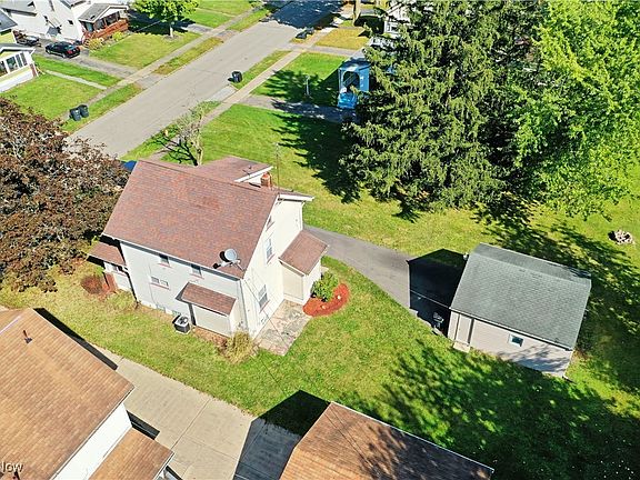 3rd image of 831 Oak Knoll Ave SE