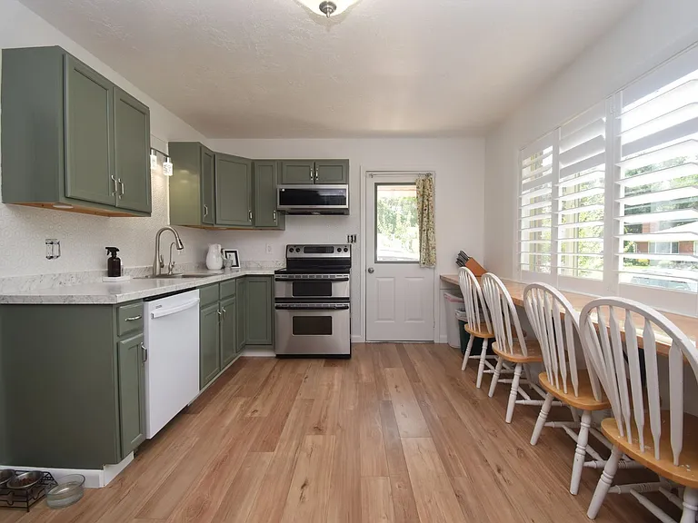 3382 Monroe Blvd — Photo 8