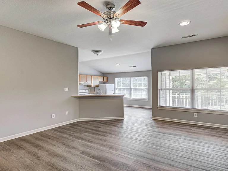 Ashley Place Apartments — Photo 2