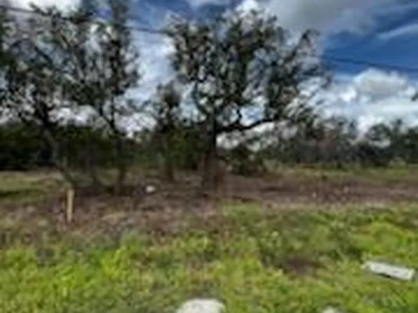 403 N Traylor Ave, Rockport, TX 78382