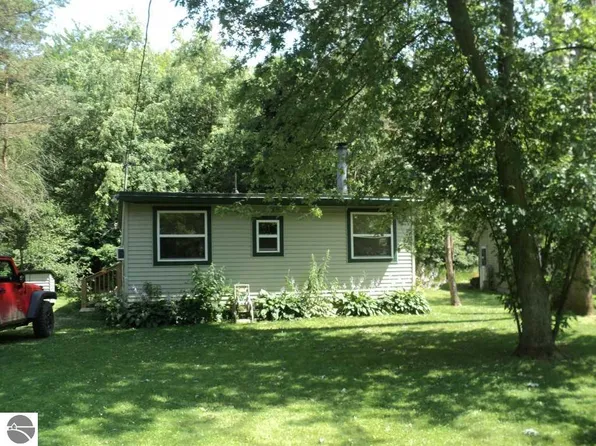 367 Deer Path Ln, Barryton, MI 49305