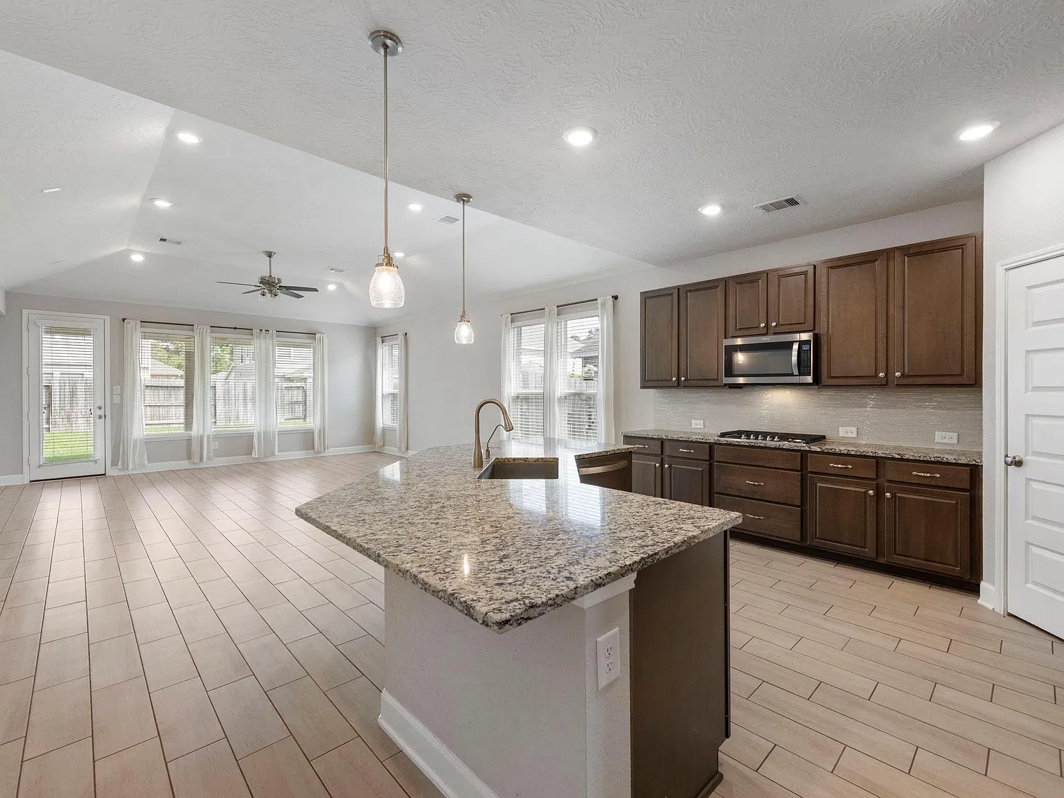 3 bed, 2.0 bath, 2166 sqft, $2,495 — Photo 3