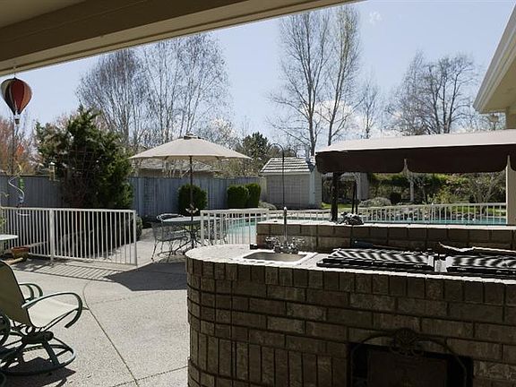 4th image of 3430 Creek View Dr