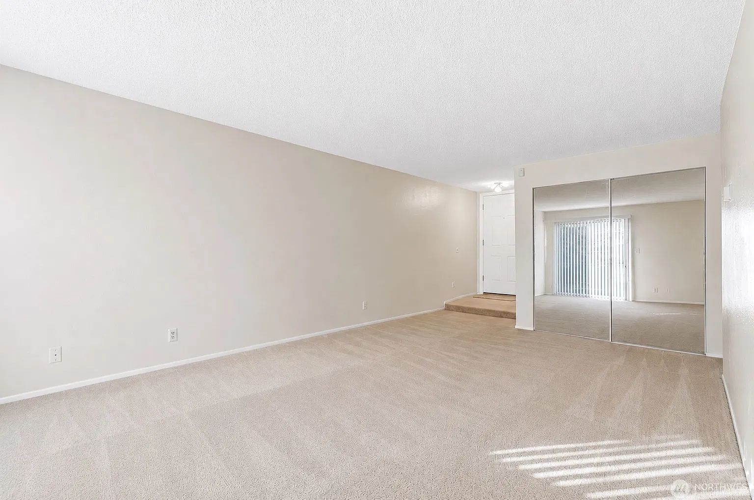 3 bed, 2.5 bath, 1400 sqft, $2,700 — Photo 3
