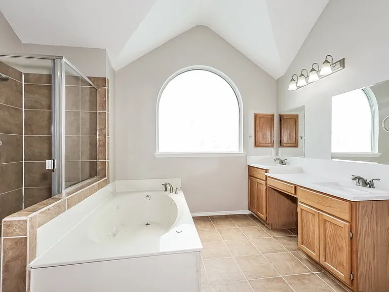 2124 Creek Royal Dr — Photo 12
