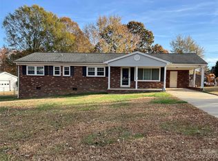 709 Sandalwood Ln, Kings Mountain, NC 28086