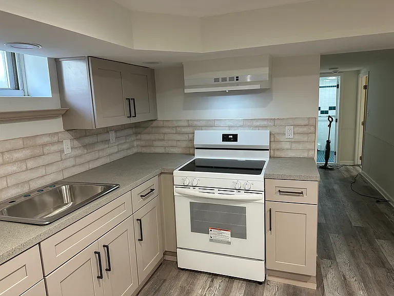 430 Downer St — Photo 2