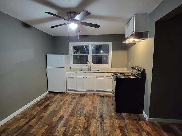 125 S Thompson Ave — Photo 8