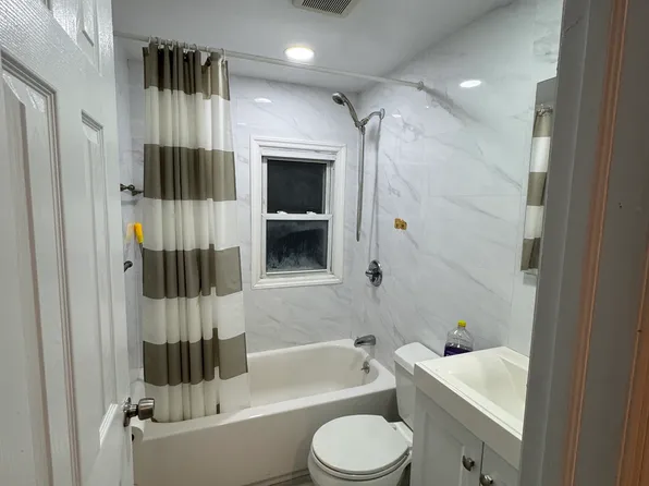 206 Friends Ln #2, Westbury, NY 11590