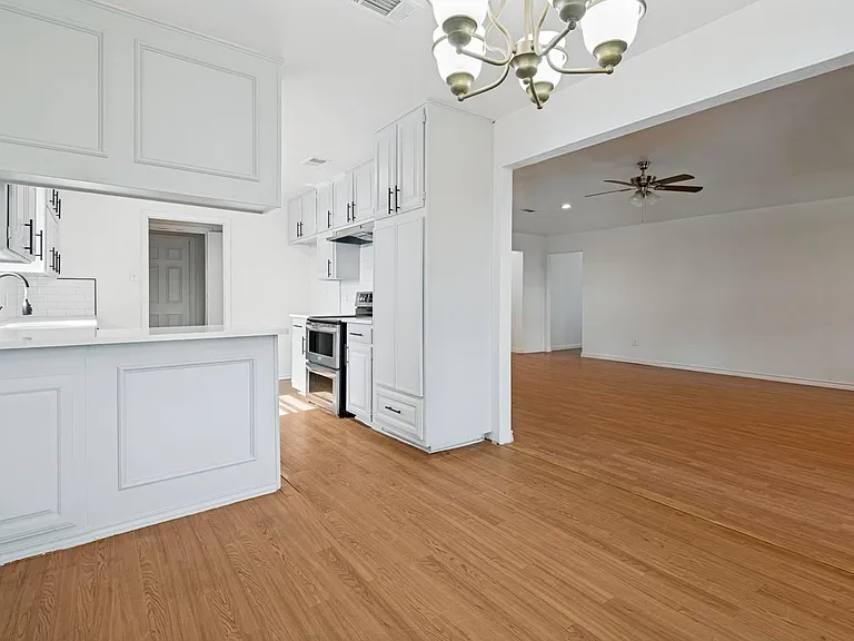 223 Meadowbrook Ln — Photo 4