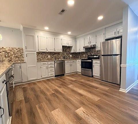 2nd image of 518 Camrose Cir NE