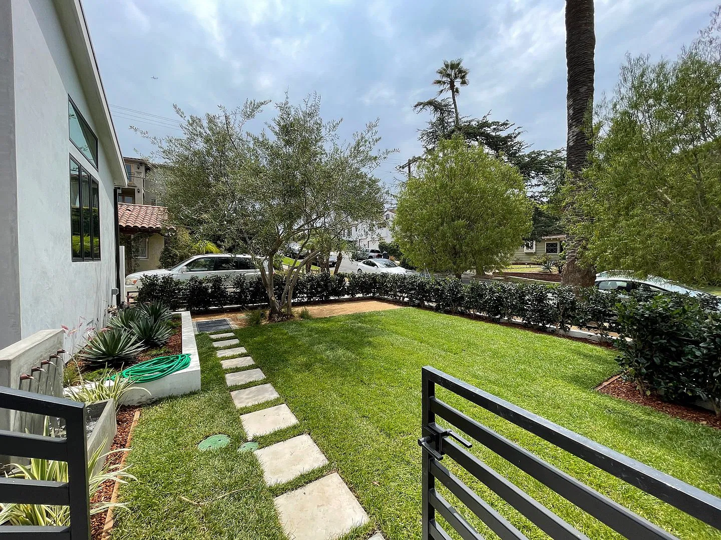 Newer Built Contemporary-Located in one of LA's most desirable areas, minutes to Beverly Hills, W... — Photo 4