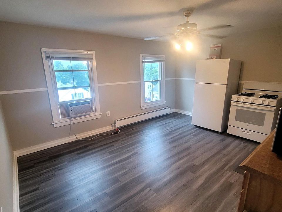 large eat in kitchen with gas stove