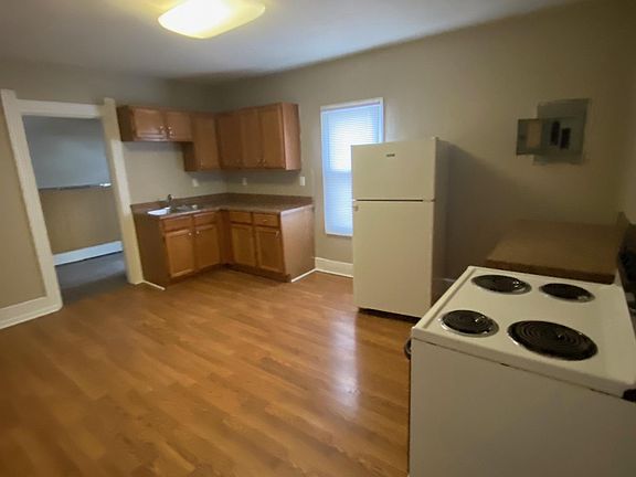 2nd image of 347 1/2 Richmond Ave