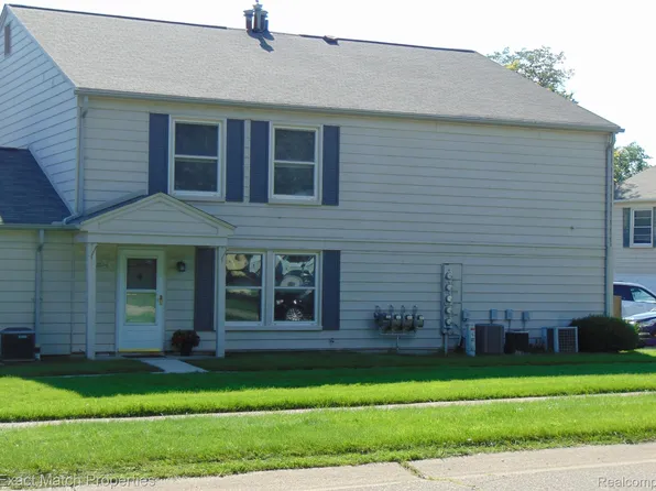 2606 Wildwood Ct, Lake Orion, MI 48360