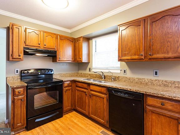 4th image of 1055 Sun Valley Dr