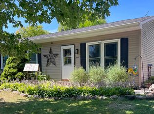 815 Parkview Way, Waupaca, WI 54981