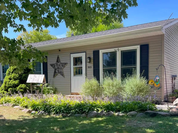 815 Parkview Way, Waupaca, WI 54981