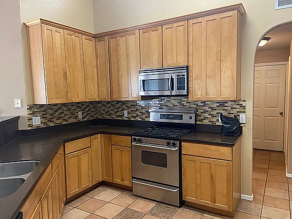 5th image of 210 Cherry Hill Ln