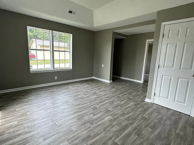 1818 N Weller Ave — Photo 2