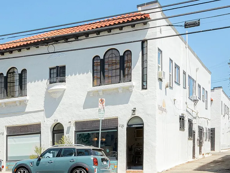 712 N Van Ness Ave #C — Photo 3