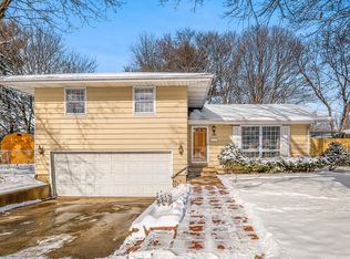 1064 N Russell Ave, Aurora, IL 60506