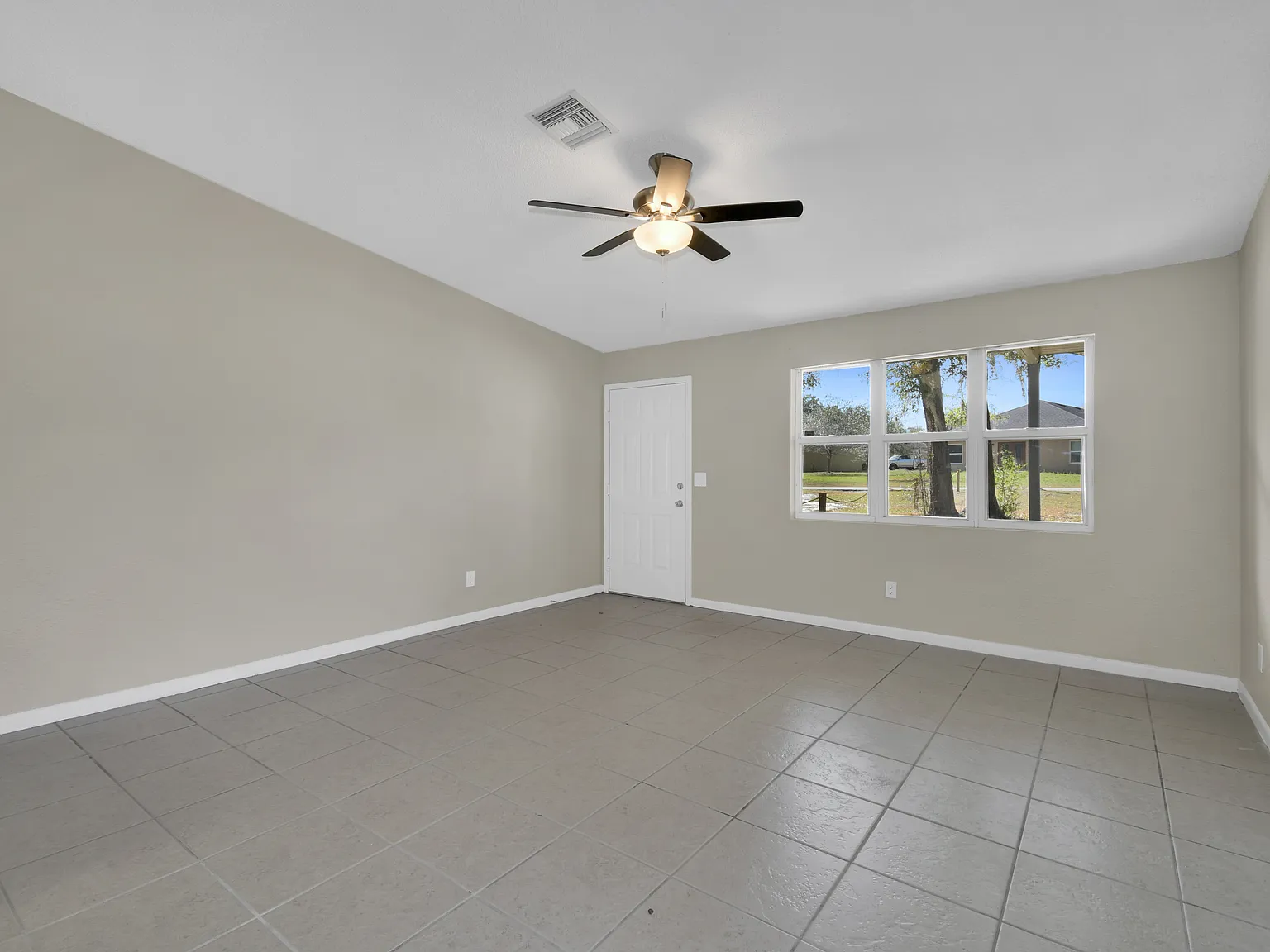 3 bed, 1.0 bath, 1072 sqft, $1,645 — Photo 3
