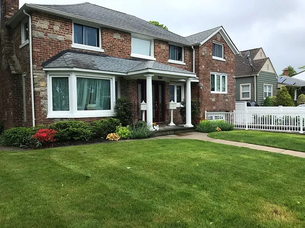 223 Venetian Blvd, Lindenhurst, NY 11757